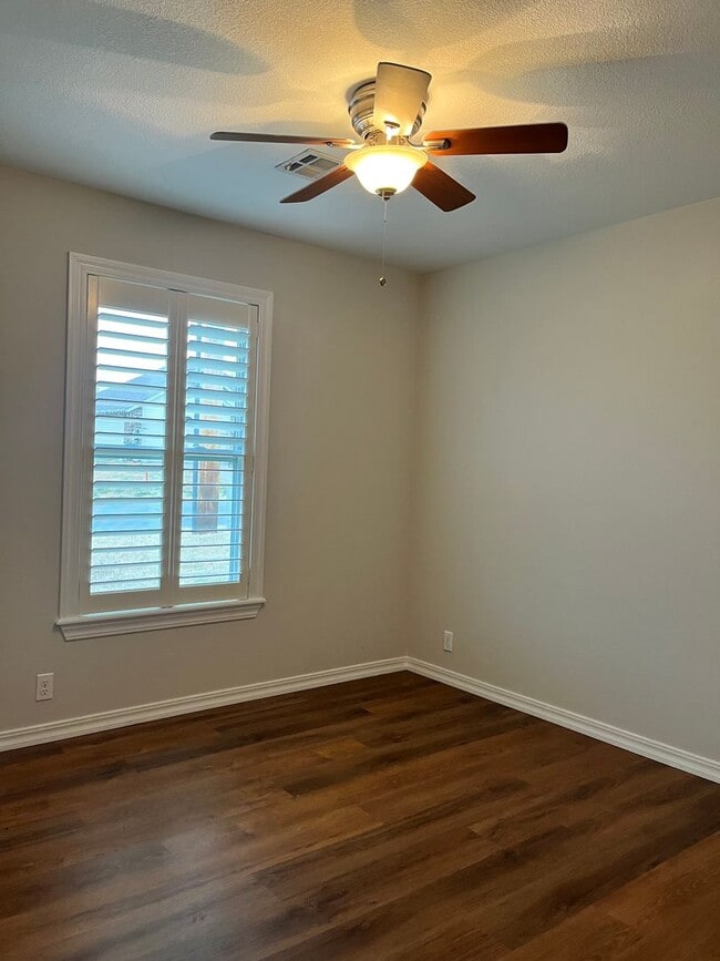 Building Photo - 3 Bedroom 2 Bathroom home