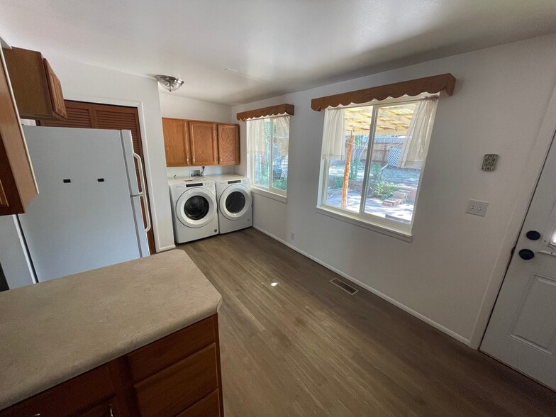 Building Photo - 377 Tusher St