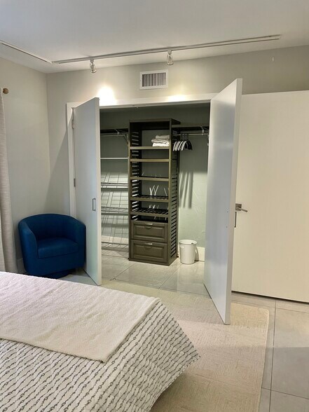 Queen Size Bdrm Closet - 1202 Palm Trl
