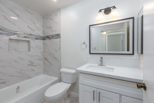 Building Photo - Spacious 2-Bedroom, 2.5-Bath Condo in Cano...