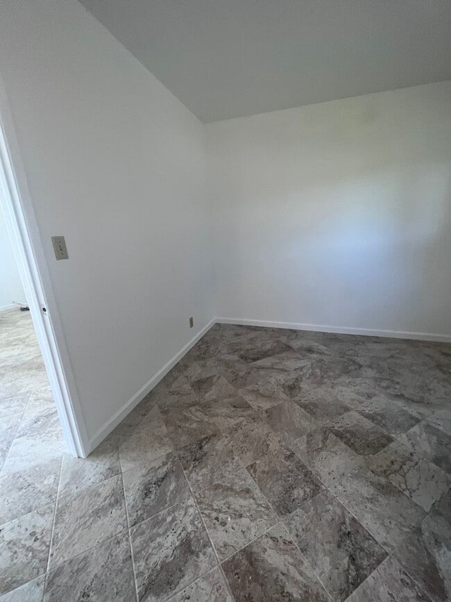 Building Photo - Midtown Ventura - One bedroom, one bath up...
