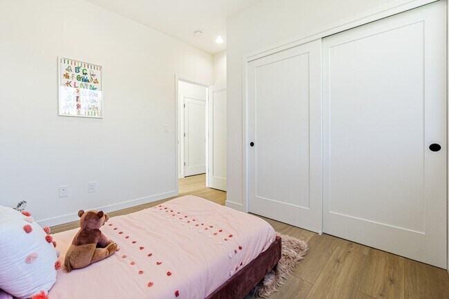 Building Photo - Montlake Townhome
