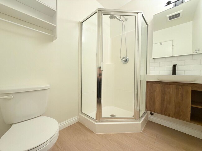 Building Photo - Stunning 4-Bedroom Home in Quiet North Hills