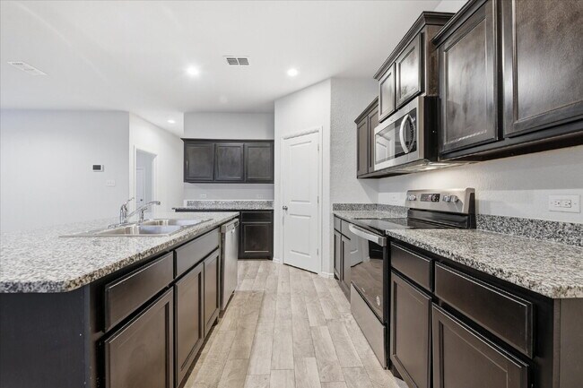 Building Photo - "Spacious 5-Bedroom Oasis in Fort Worth with 2 Full Baths and 2075 Sq Ft of Comfort!" Section 8 W...