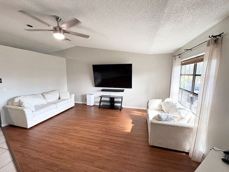 Building Photo - 581 SW Banks Terrace