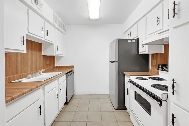 Building Photo - 845 Augusta Dr