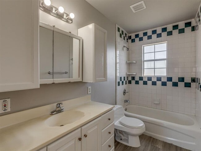 Building Photo - 1700 Hanna Dr