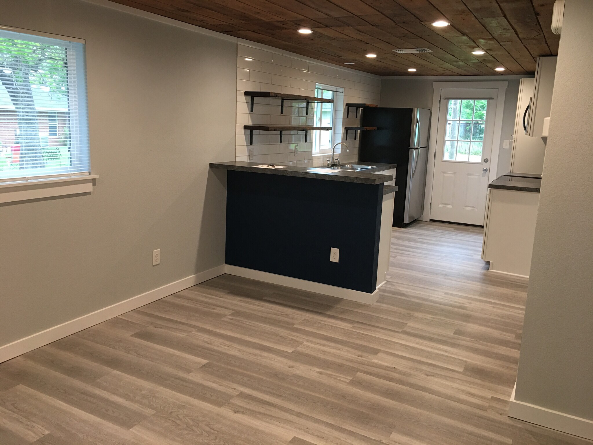 Entry/Living/Kitchen no furniture - 1809 Roosevelt St