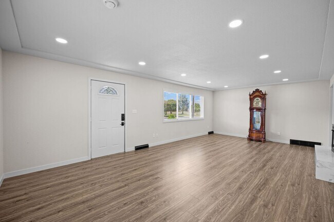 Building Photo - Gorgeous North Side Home With Shop!