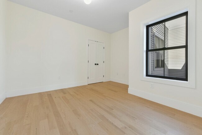 Building Photo - 219 Paris St