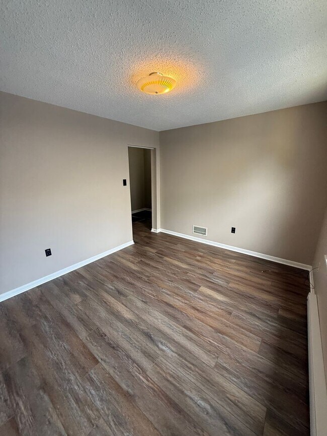 Building Photo - 836 Dewey Ave