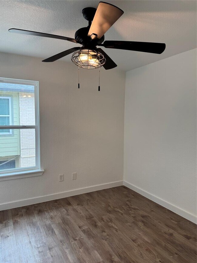 Building Photo - 2124 Burton Dr