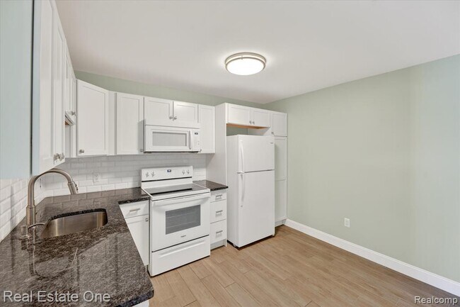 Building Photo - 874 N Main St