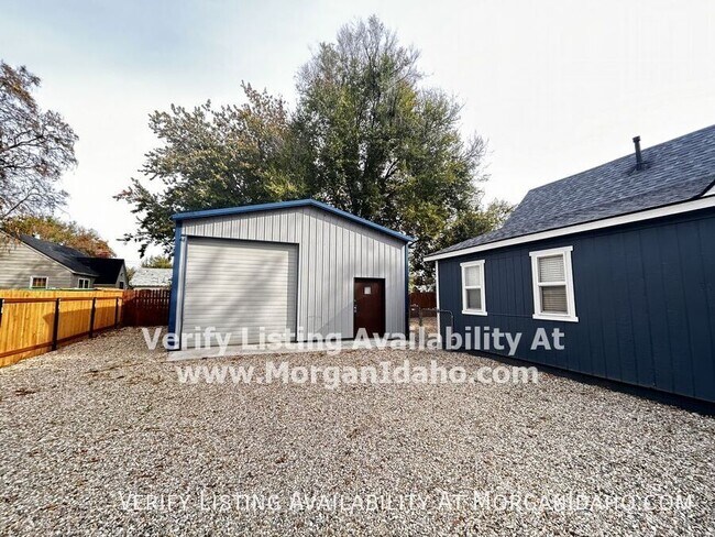 Building Photo - 305 E Teena St
