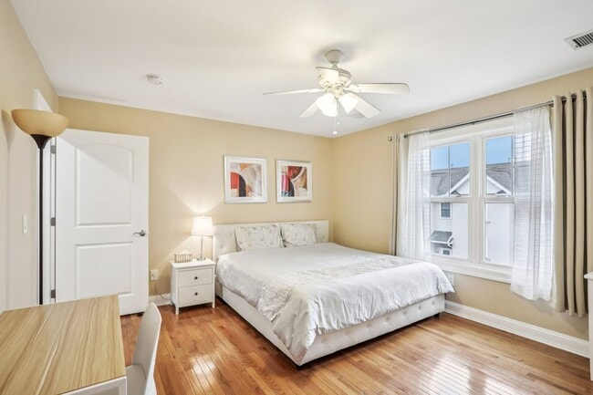 Building Photo - Fully Furnished Townhome for Rent – NO LEASING FEE