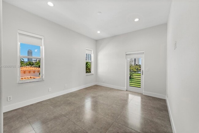 Building Photo - 552 Palm Dr