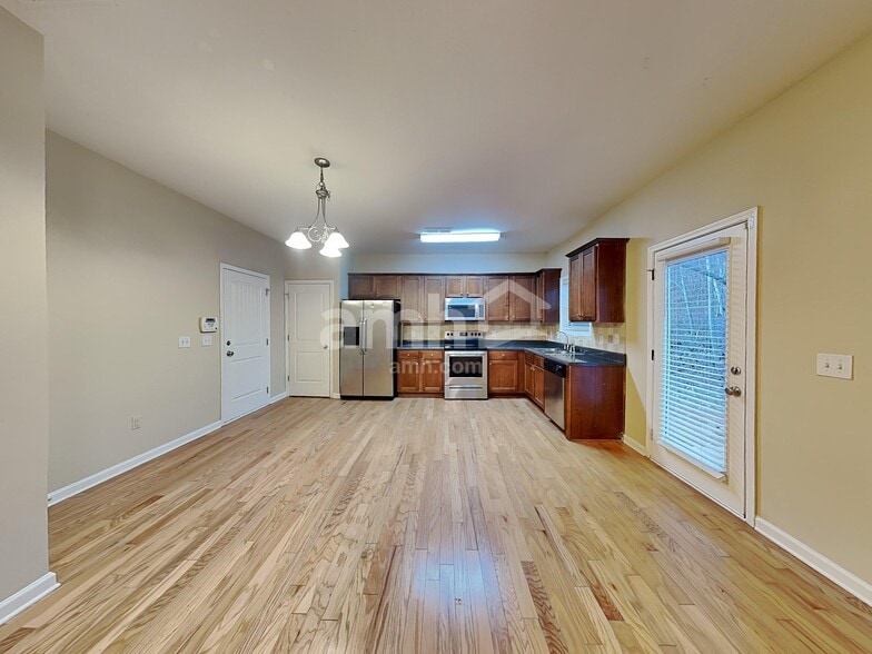 Building Photo - 507 Round Rock Trl