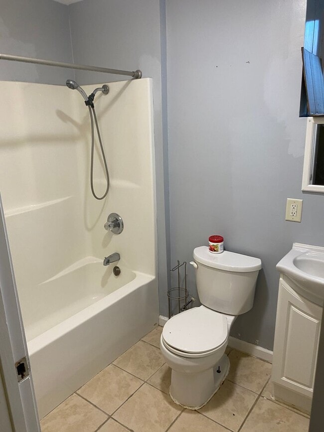 Building Photo - Beautiful new exterior on classic Harters Heights 4 bedroom (3 full baths) blocks from ND.