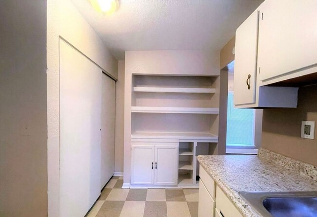 Building Photo - AVAILABLE NOW! RENT SPECIAL! 2 Bed 1 Bath ...