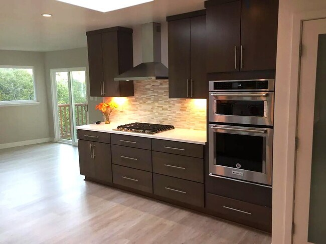 Building Photo - Crest23-25