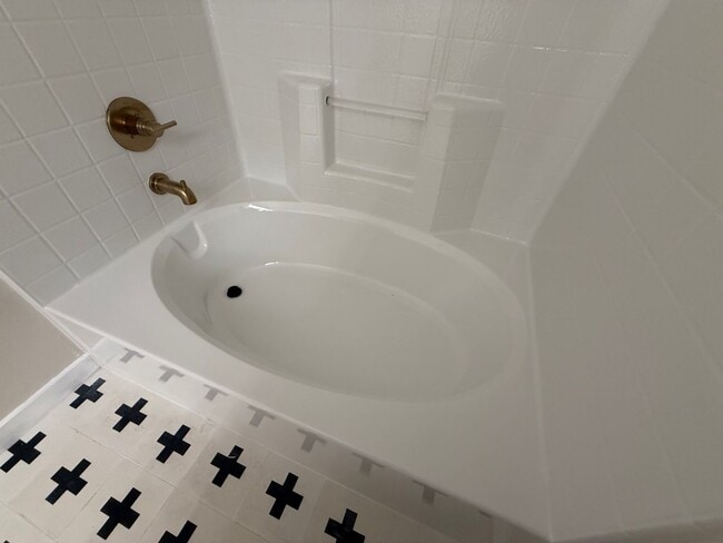 Building Photo - RENOVATED 2BD/2BA NEAR STRIP!