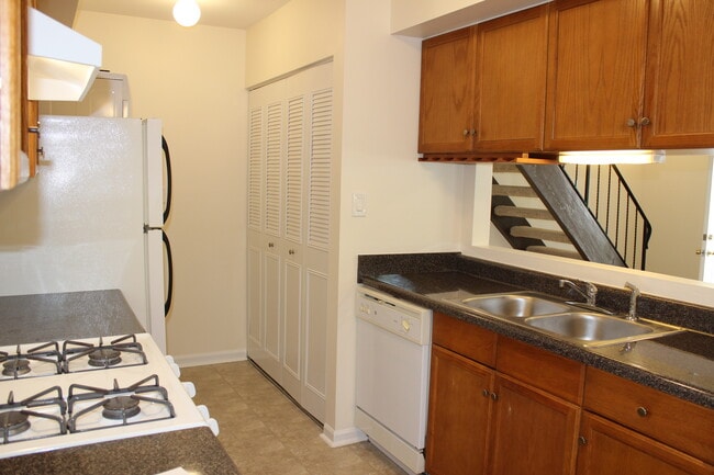 Building Photo - 10S432 Echo Ln