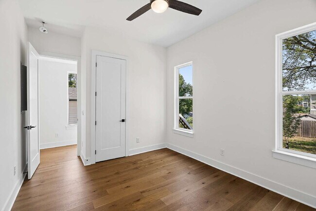 Building Photo - "Chic Nashville Townhouse: 3 Beds, 3 Baths, with Granite Elegance & Cozy Fireplace!"