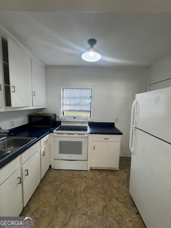 Building Photo - 324 N Main St