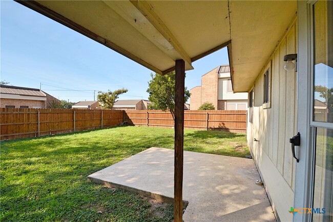 Building Photo - 525 Buttercup Ln