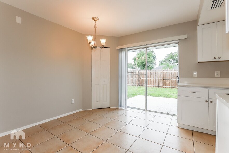Building Photo - 305 Silver Hill Dr