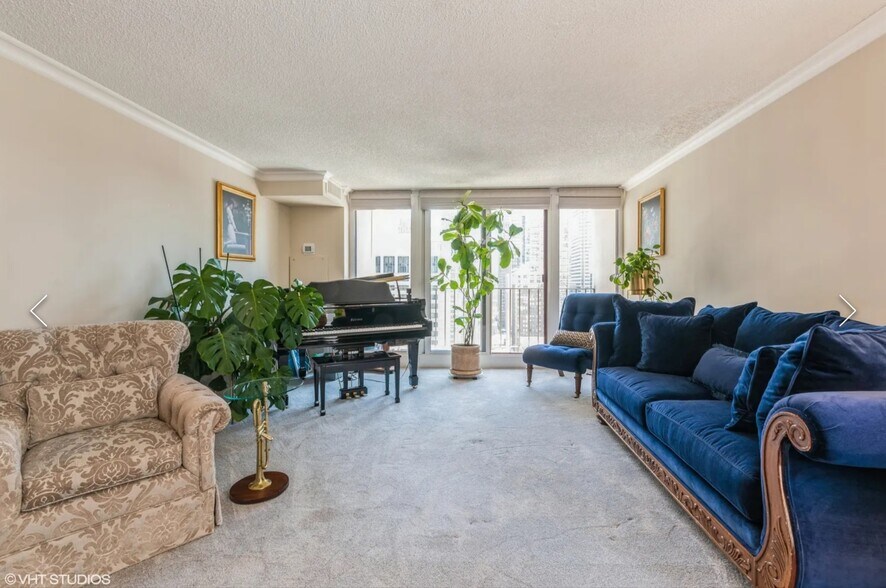 Living room - 200 N Dearborn St
