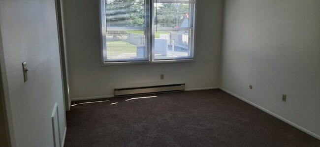 Building Photo - 112 Elm St