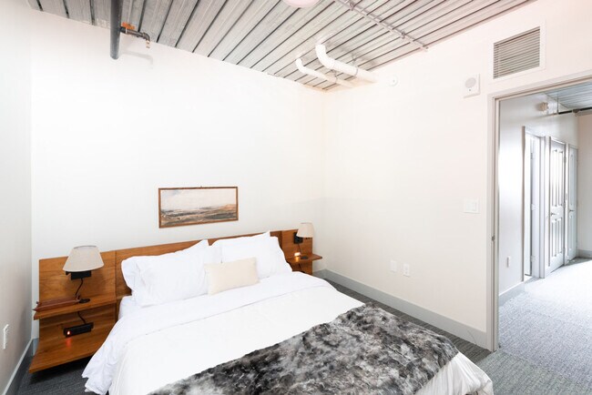 Building Photo - 1009 W Juneau Ave