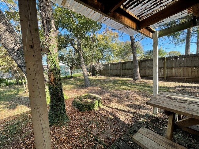 Building Photo - 322 Wisteria St