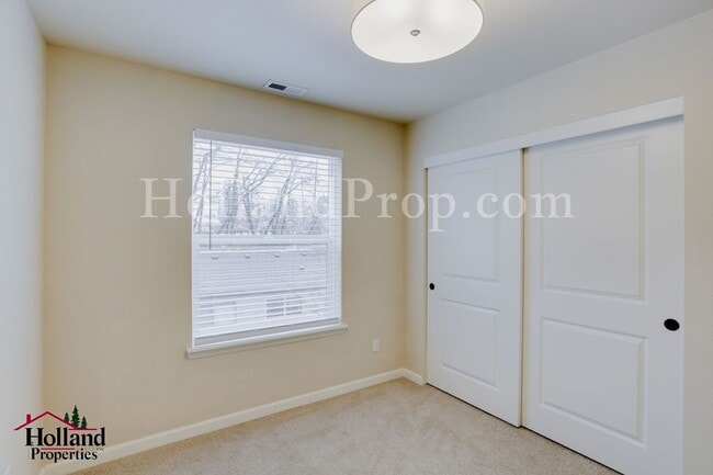Building Photo - Stylish 3-Bedroom Portland Home with Fireplace, Garage & Modern Conveniences