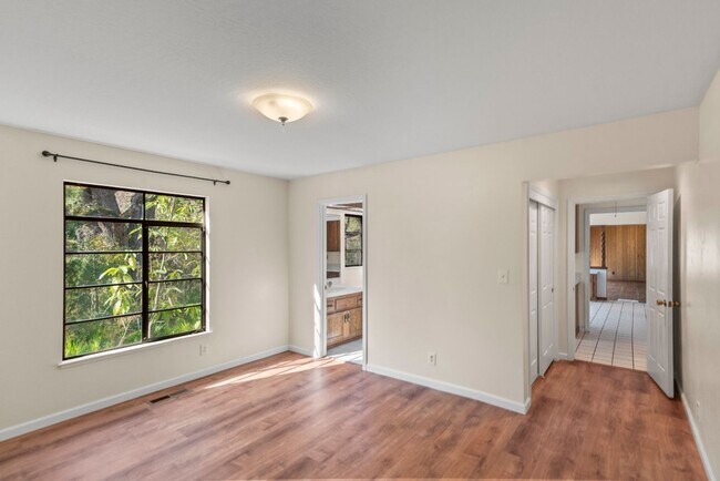 Building Photo - Beautiful big house with great school district. Gustavo Lopez AMSI