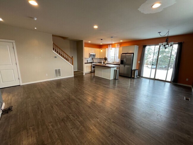 Building Photo - Quiet 3 Bed/2.5 Bath Home With Fenced Back...