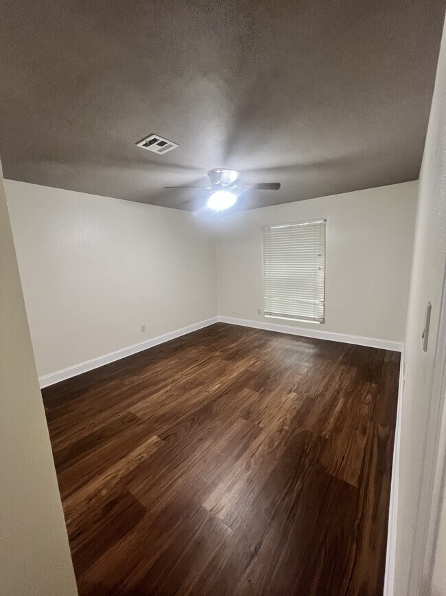 Building Photo - 403 Yvette Marie Dr