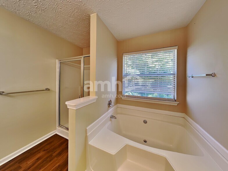 Building Photo - 1215 Wilkes Crest Dr