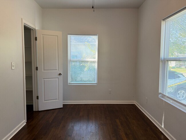 Building Photo - Gorgeous 3 bedroom 2 bathroom home