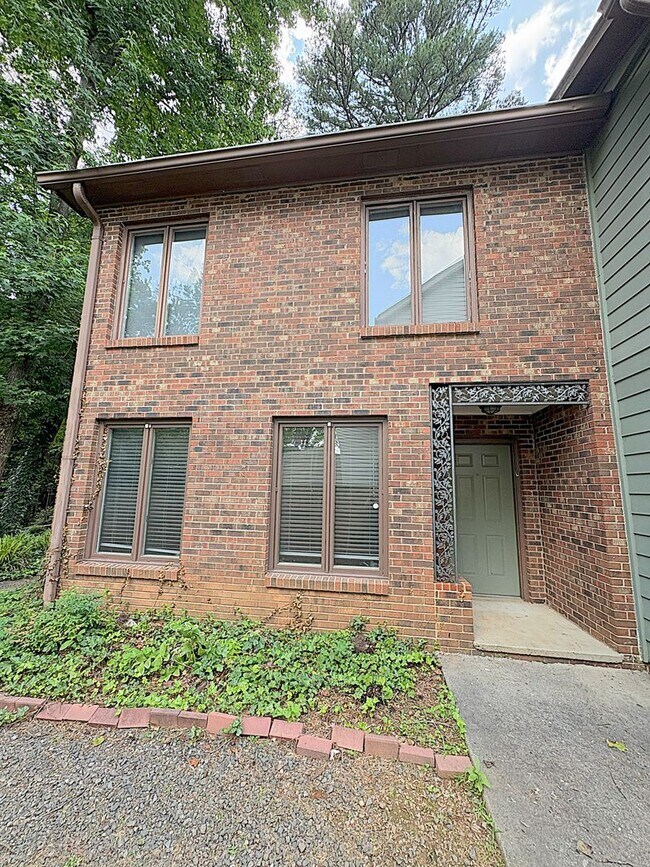 Primary Photo - 2528 Vail Ave