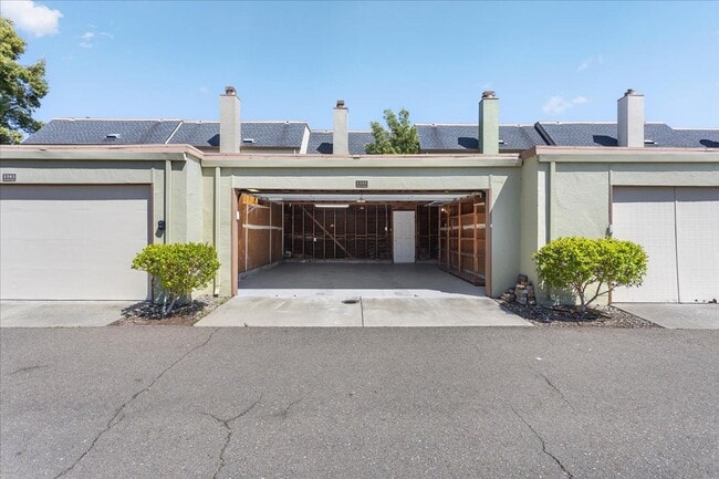 Building Photo - 1105 Fontana Dr