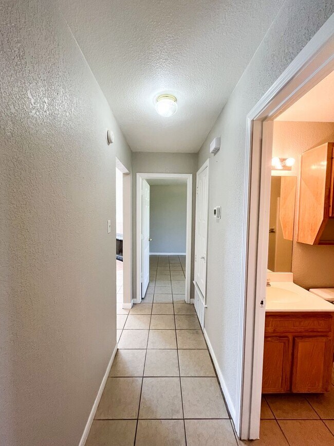 Building Photo - 3207 Raven Dr