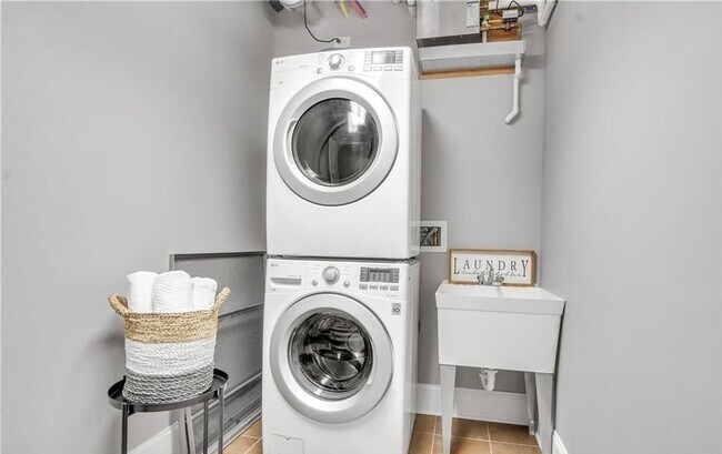 Building Photo - Lakefront