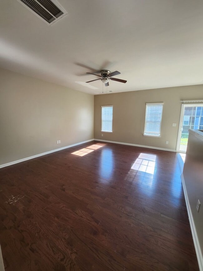 Building Photo - 3 bedroom townhome in university