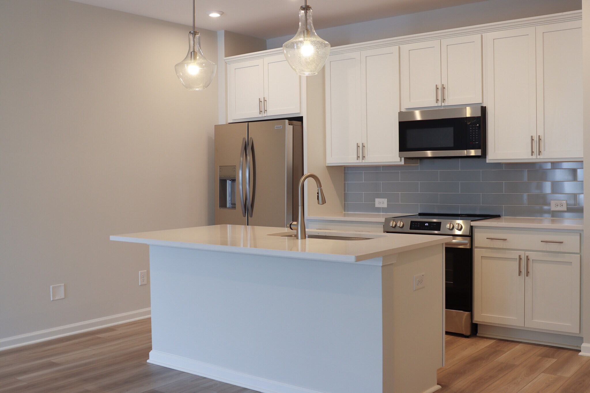 Building Photo - 495 Crown Dr