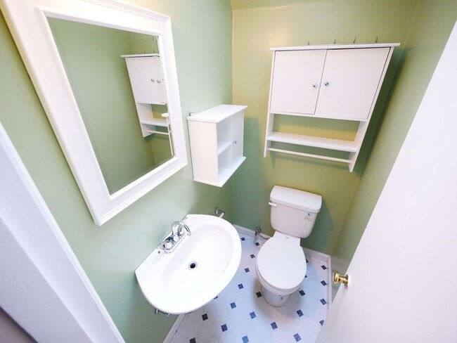 Building Photo - 5 BED & 2.5 BATH SINGLE FAMILY HOUSE FOR RENT