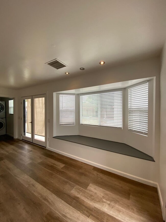 Building Photo - Long Beach: 4 bedroom 3 bath with Spacious...