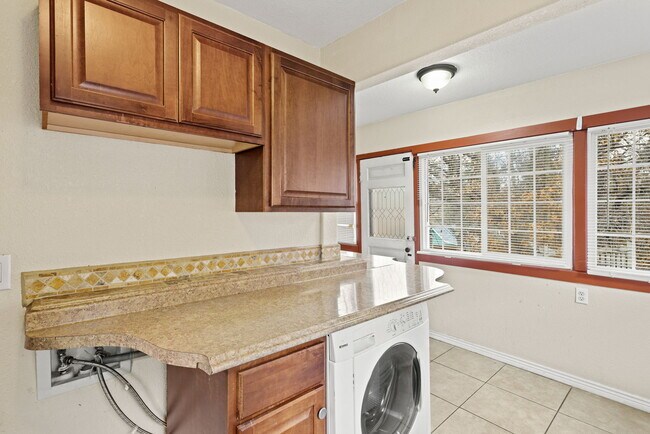 Building Photo - 811 Shoshone Pl