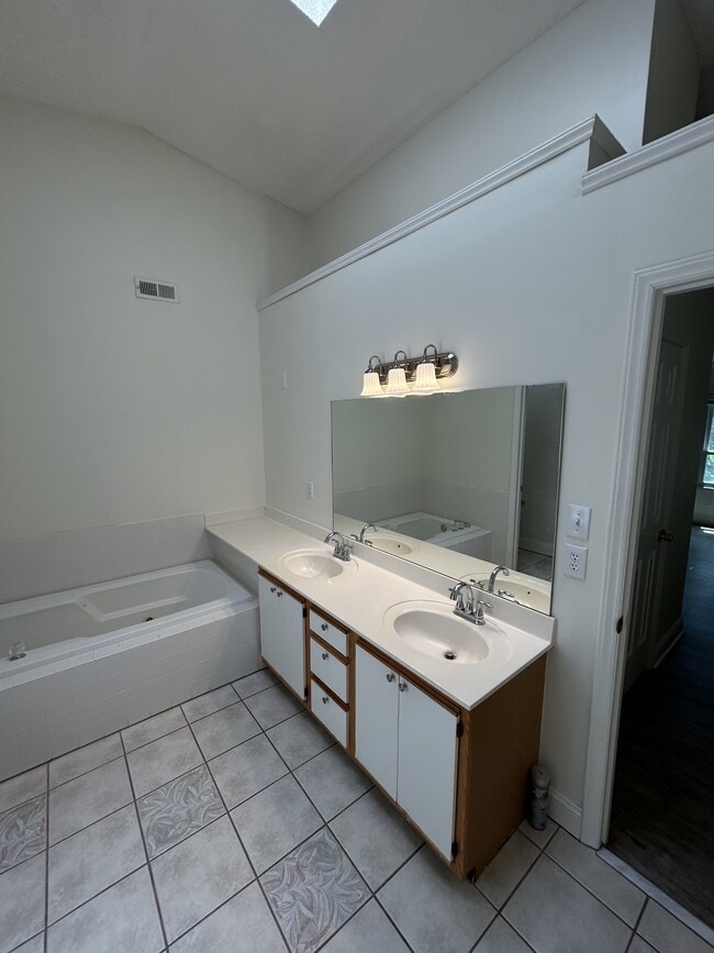 Building Photo - 104 Breezewood Dr